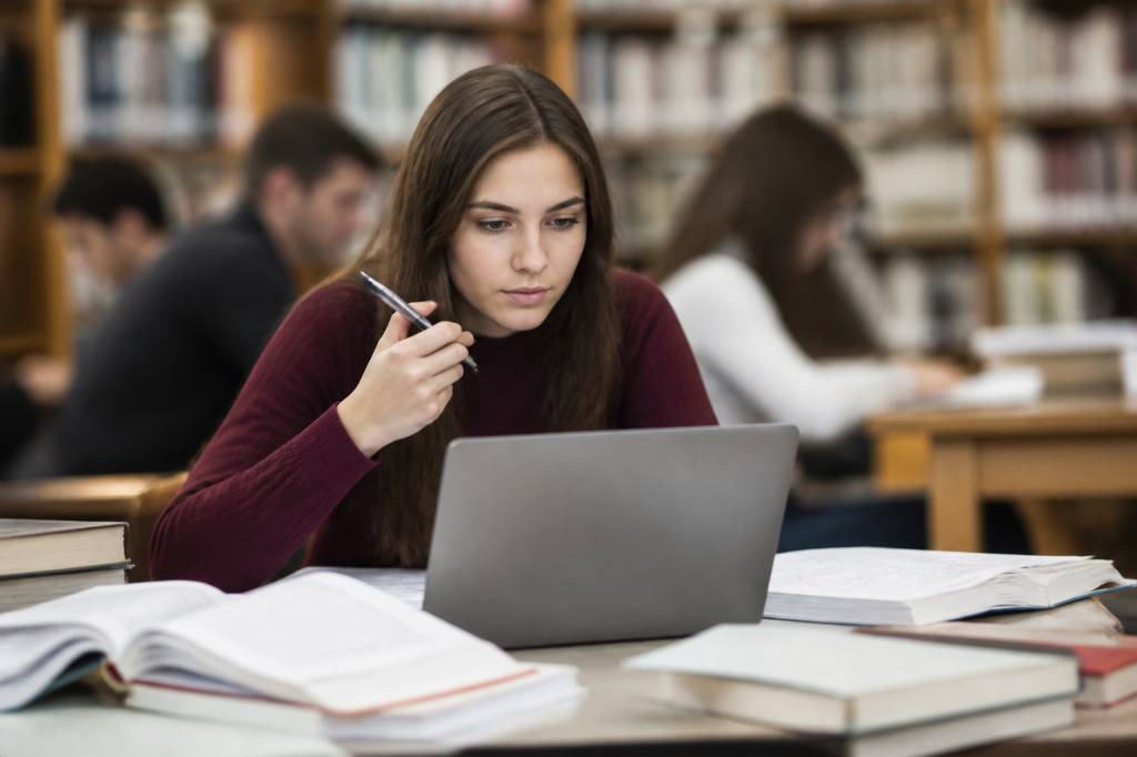 Comment choisir entre école spécialisée et université selon son projet d’études