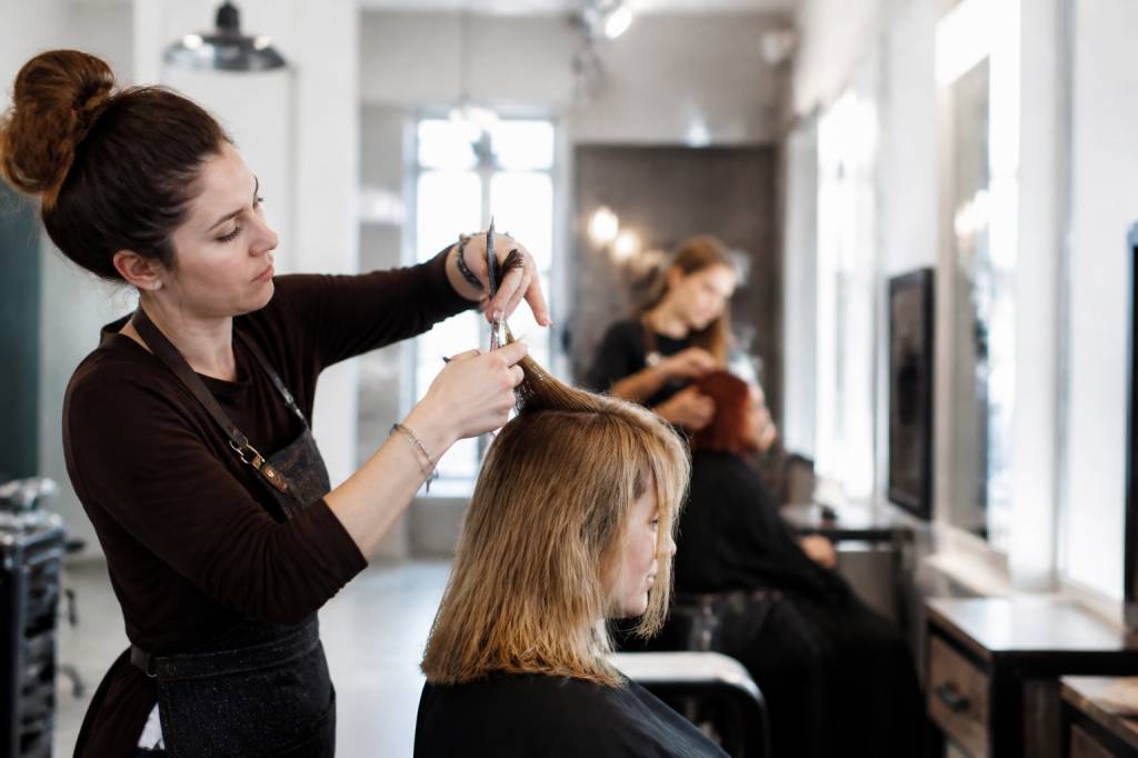 Devenir coiffeur : formations, compétences et débouchés professionnels